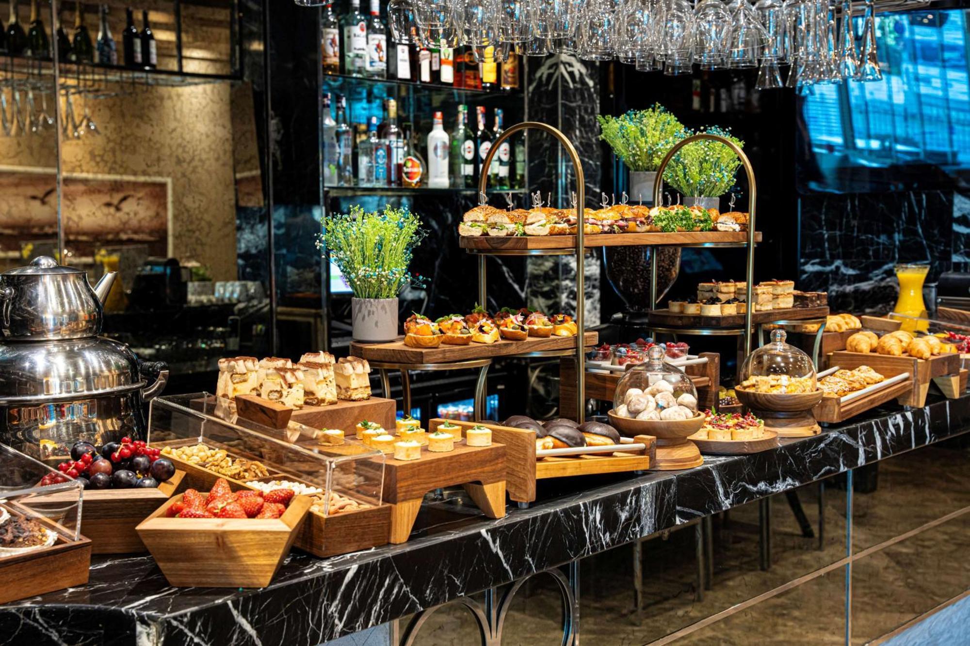 Radisson Blu Hotel Istanbul Pera Luaran gambar A buffet at a restaurant