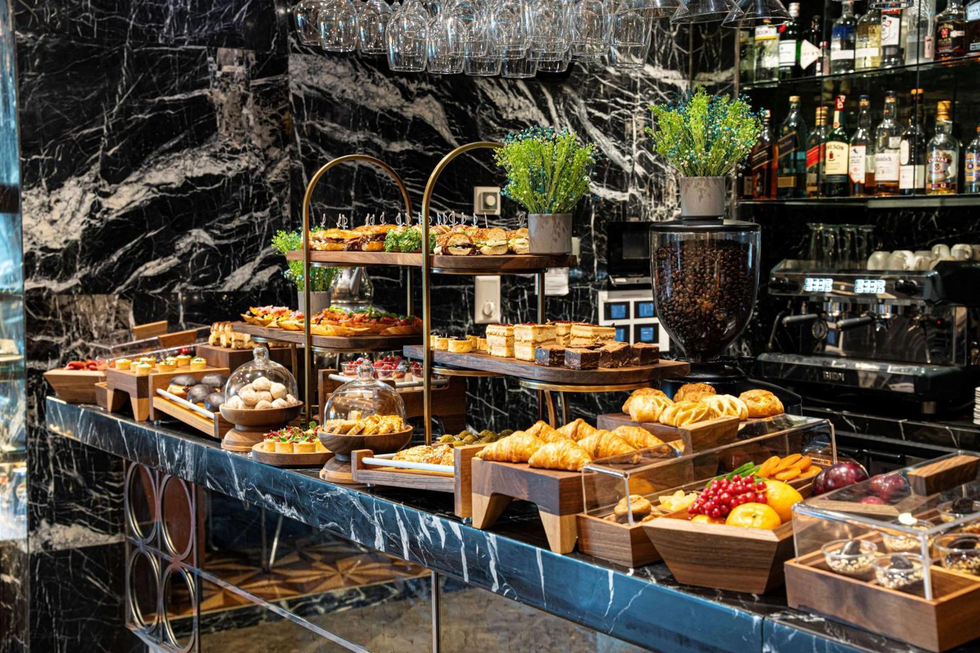 Radisson Blu Hotel Istanbul Pera Luaran gambar A buffet at a hotel