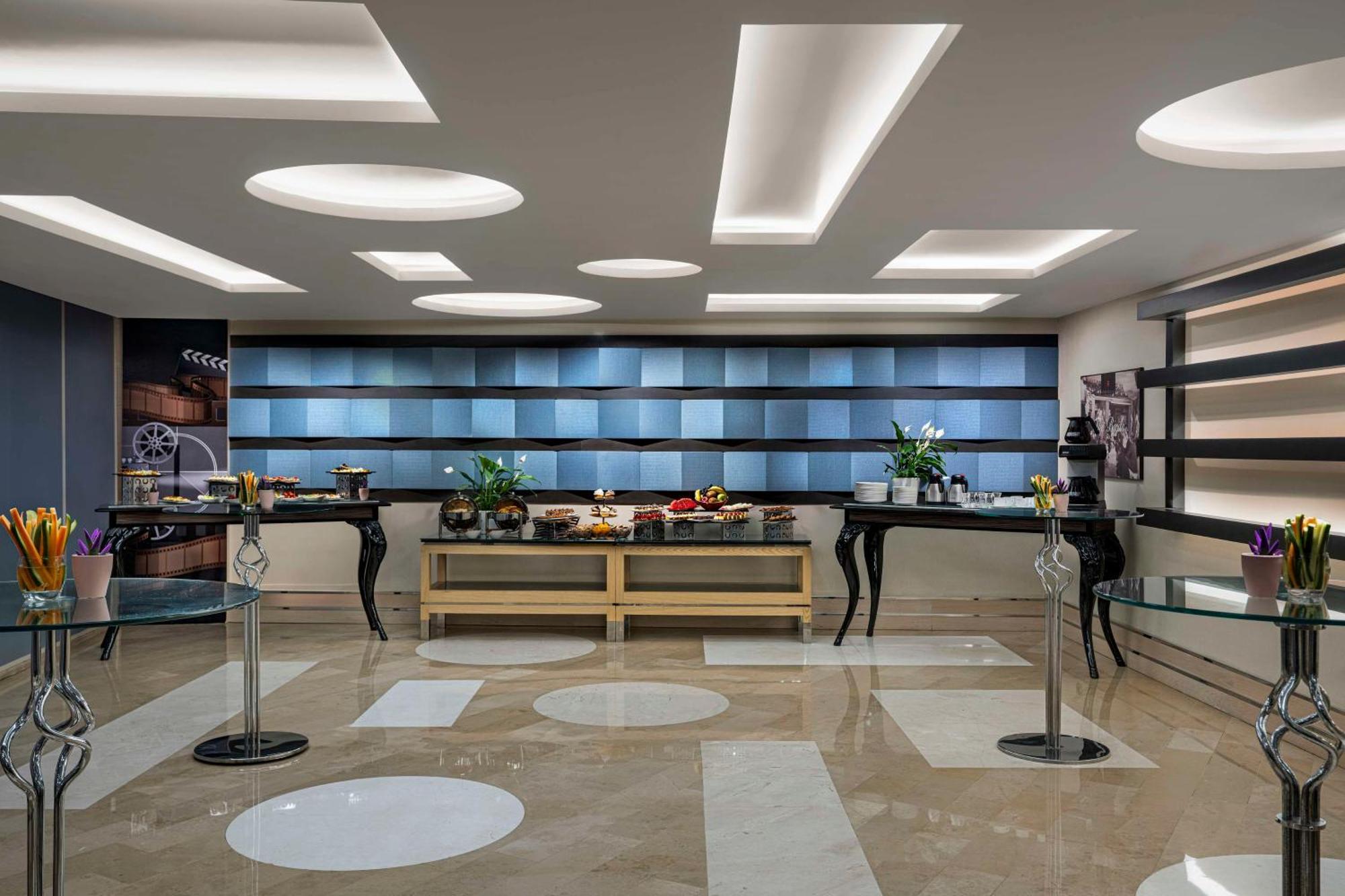 Radisson Blu Hotel Istanbul Pera Luaran gambar The interior of the lounge