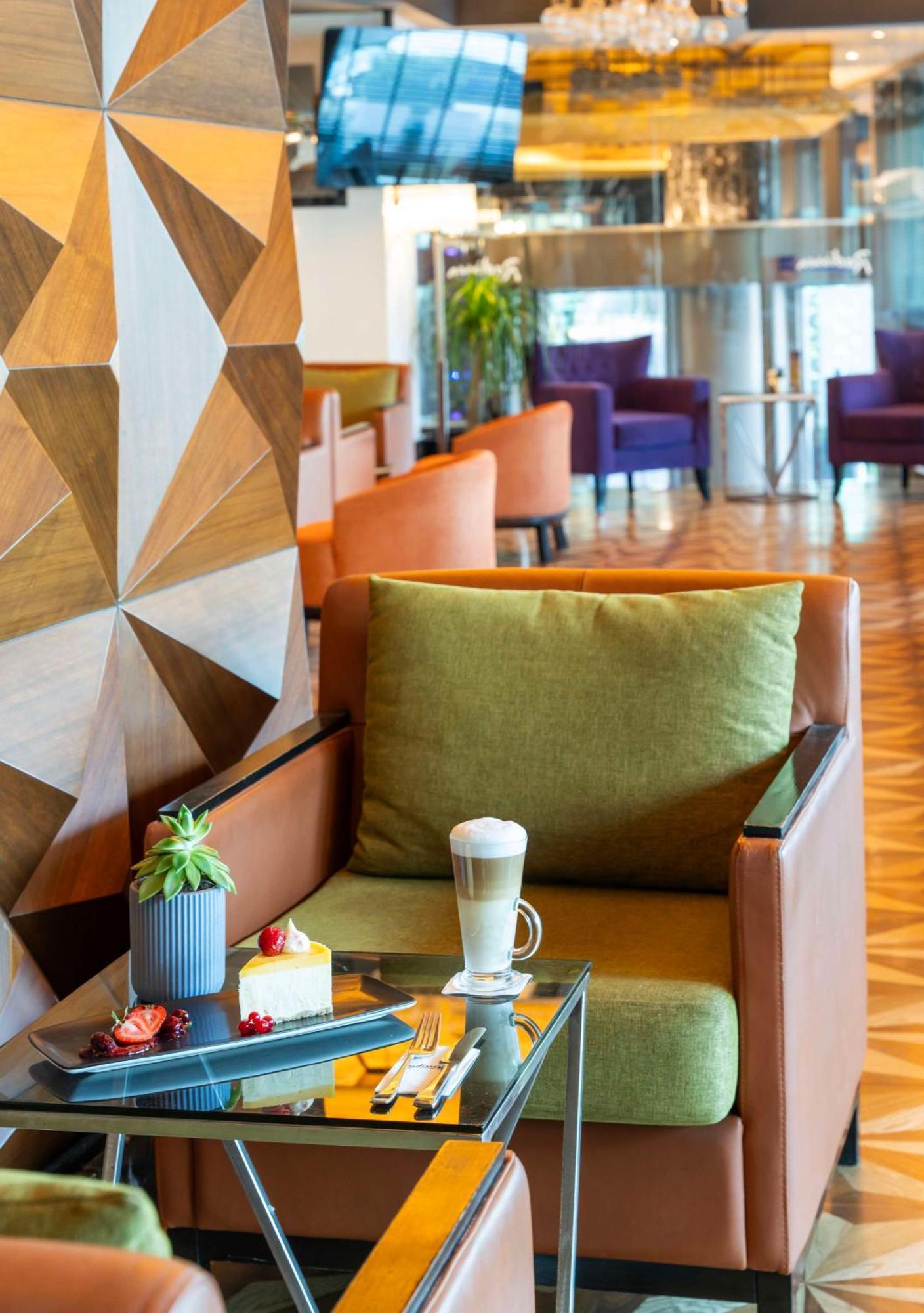 Radisson Blu Hotel Istanbul Pera Luaran gambar The lounge at the airport