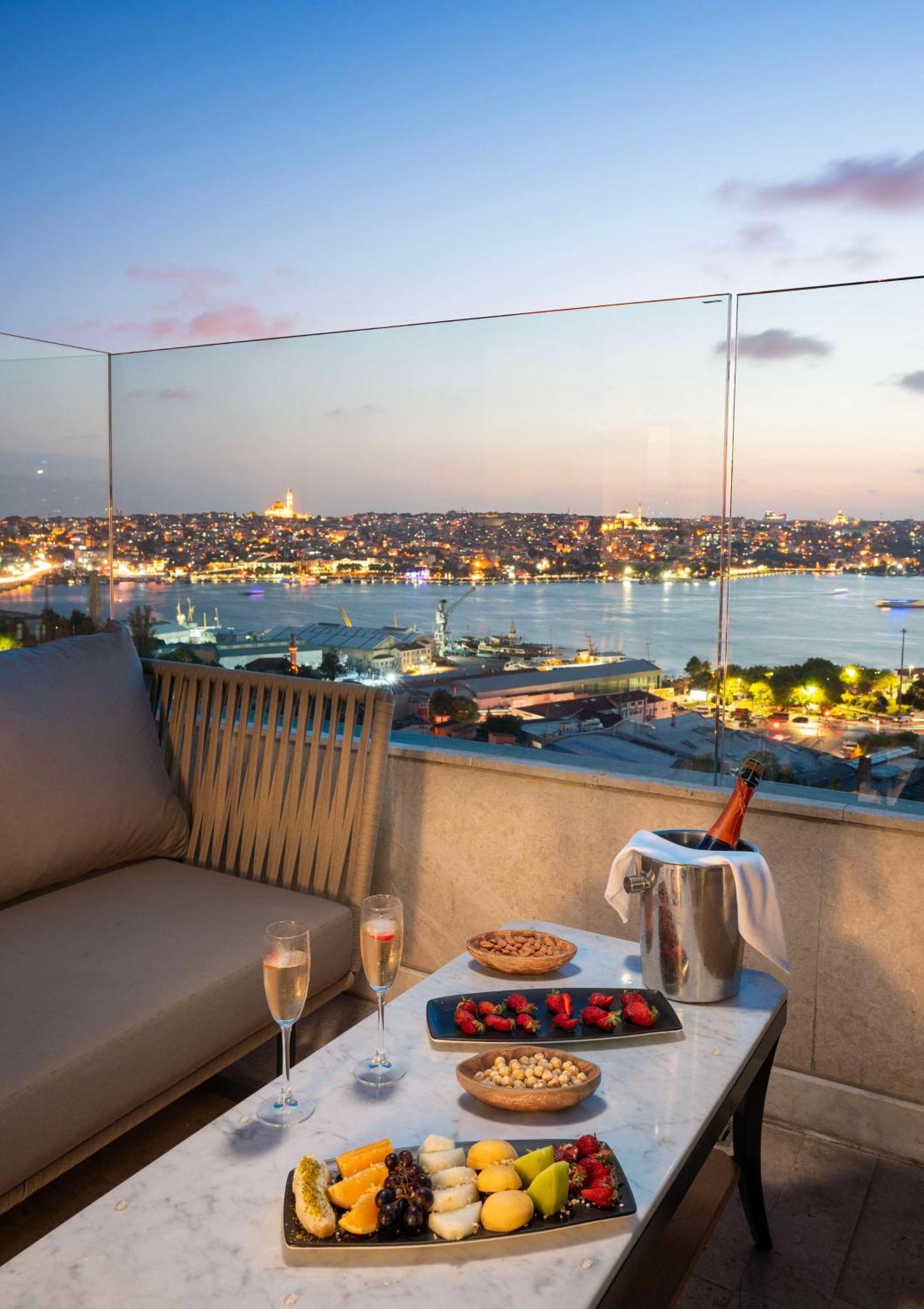 Radisson Blu Hotel Istanbul Pera Luaran gambar View from the hotel