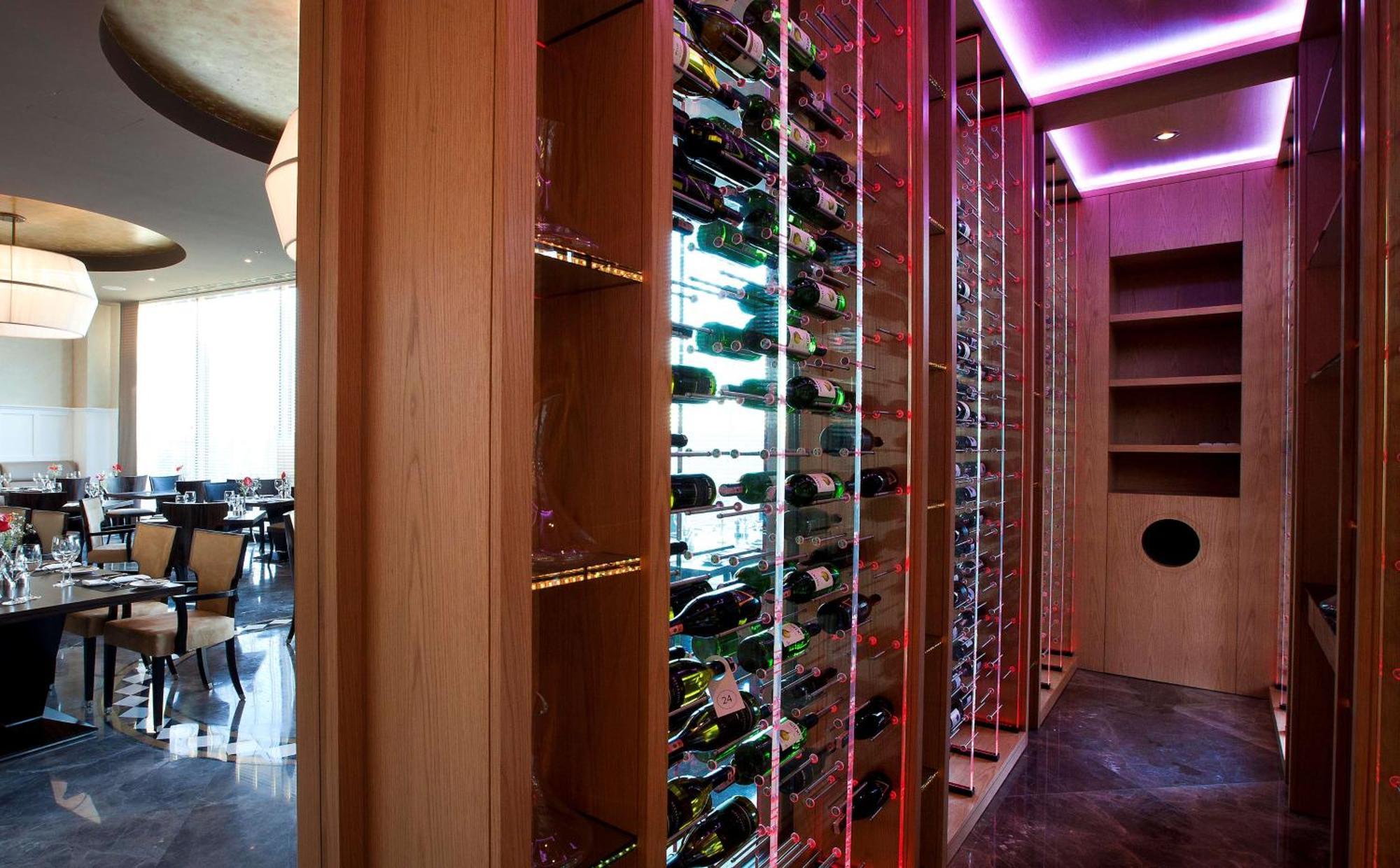 Radisson Blu Hotel Istanbul Pera Luaran gambar Wine rack