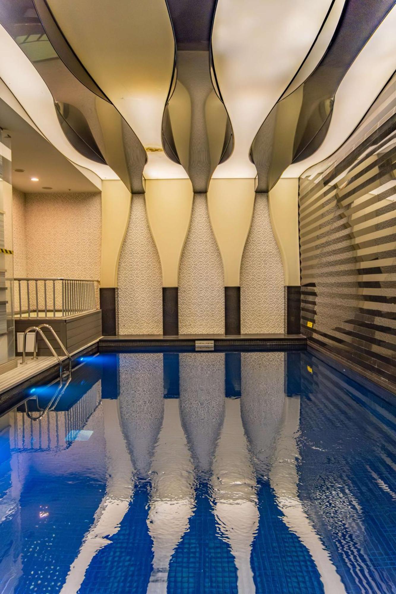 Radisson Blu Hotel Istanbul Pera Luaran gambar The swimming pool at the hotel